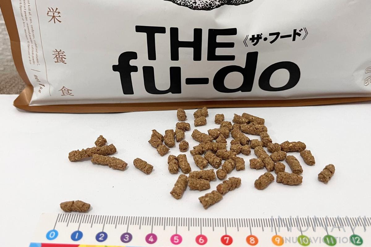 フレンチブルドック専用フード THE fu-do正統の基礎栄養食　粒の大きさ確認